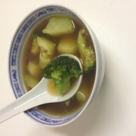 Brokkoli-Strunk in Asia-Suppe verwerten
