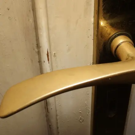 Alte Messinggriffe reinigen - effektiv und günstig