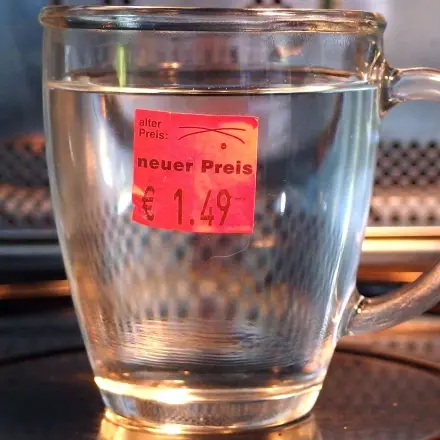 Hartnäckige Etiketten von Gläsern entfernen