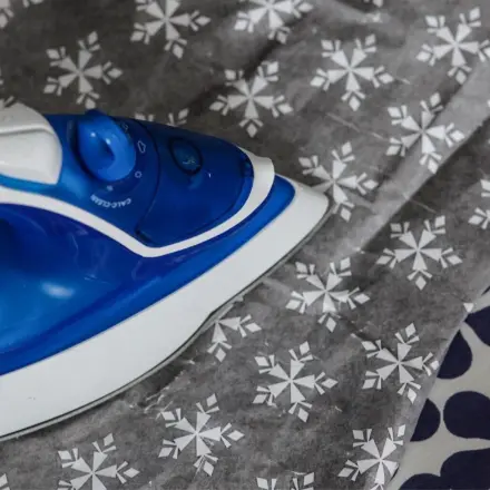 Recyceln von Geschenkpapier durch Bügeln