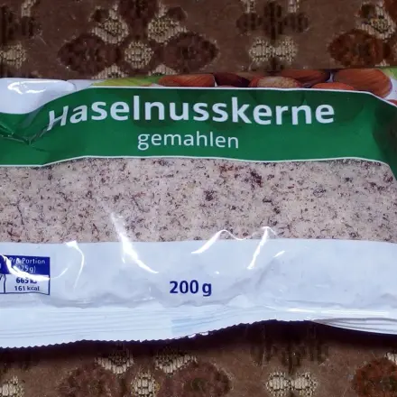 Reste von geriebenen Nüssen und Mandeln