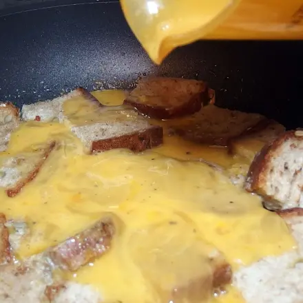 Harte Graubrotscheiben verwerten - Gebratene Eierbrote