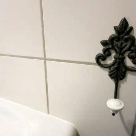 Glänzende Fliesen im Badezimmer mit Autoshampoo