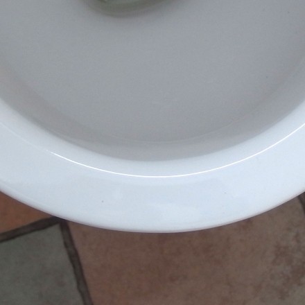 Gelbe Ablagerungen im WC-Becken und unter dem Rand