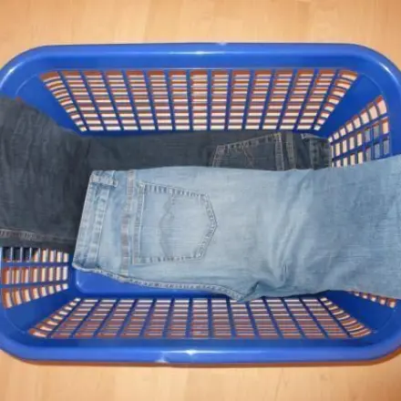 Hosen im Koffer faltenfrei packen