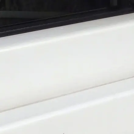 Fensterrahmen mit Glaskeramikfeldreiniger putzen