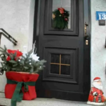 Weihnachtliche Dekoration vor der Hauseingangstür