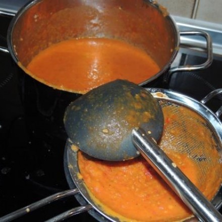 Knoblauch-Tomaten-Paprika-Suppe mit Ziegenfrischkäse