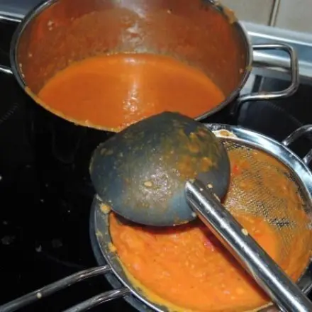 Knoblauch-Tomaten-Paprika-Suppe mit Ziegenfrischkäse