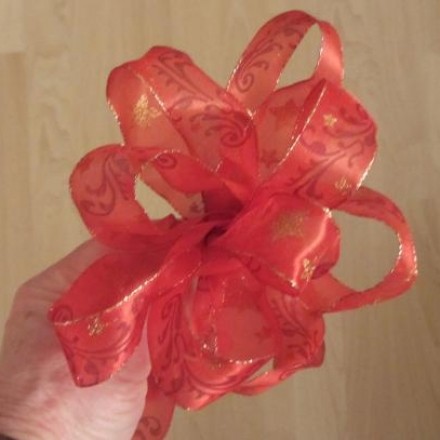 Geschenk dekorieren - Schleifenband binden