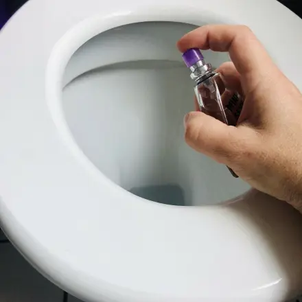 Duft im Bad: Eau de Cologne in die Toilette