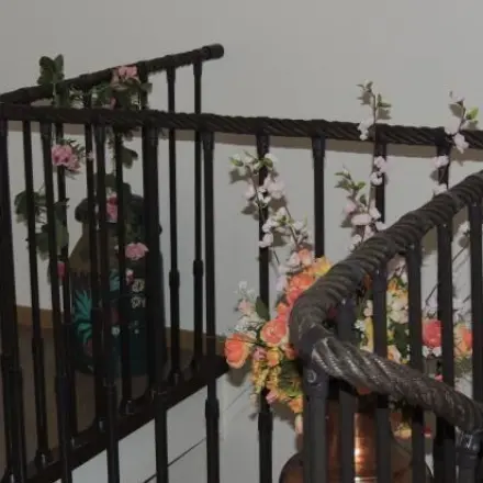 Karges Treppenhaus schmücken