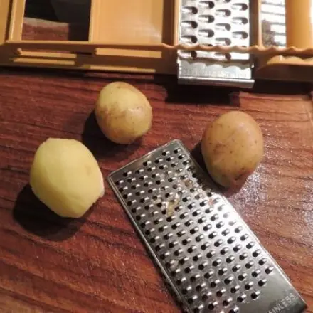 Minikartoffeln mit der Reibe schälen