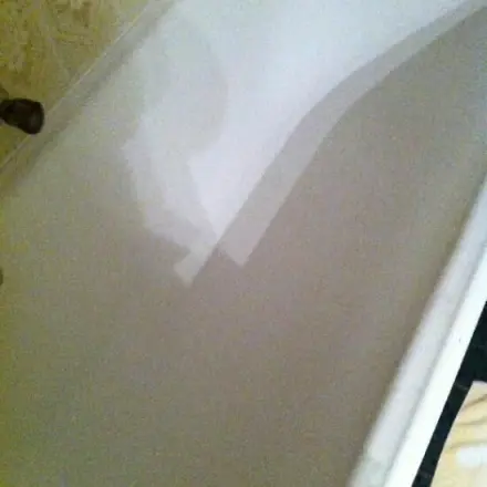Alte gelbe Badewanne ist wieder weiß