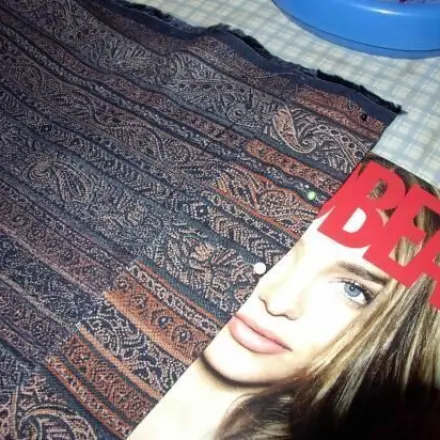 Abstecken von Stoff auf Bügelbrett