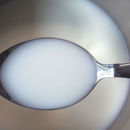 Lauwarme Milch bei Sodbrennen