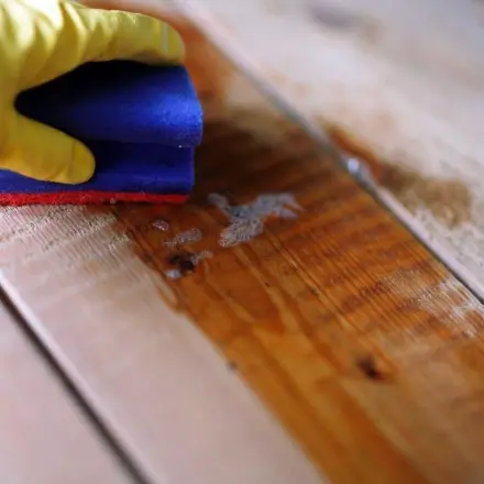 Grünbelag auf Holzterrasse entfernen