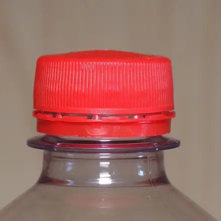 Drehverschlussflasche öffnen