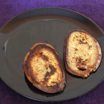 Goldenes Brot als Beilage