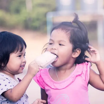 Eis am Stiel essen ohne Sauerei