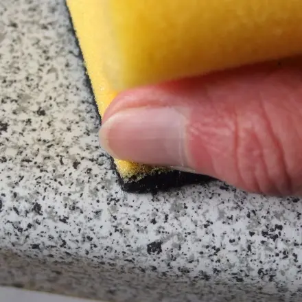 Eingetrockneten Sekundenkleber von Arbeitsplatte entfernen