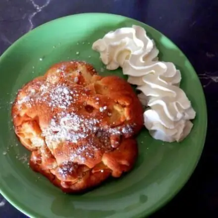 Kleine schnelle Apfelküchlein mit Zimt aus dem Backofen