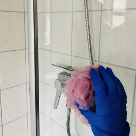 Alter Duschschwamm zum schnellen Putzen der Dusche