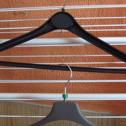 Platz sparen im Kleiderschrank