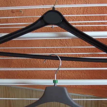 Platz sparen im Kleiderschrank