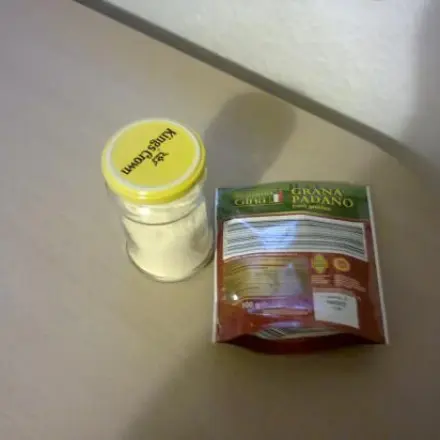 Parmesan in Schraubglas umfüllen