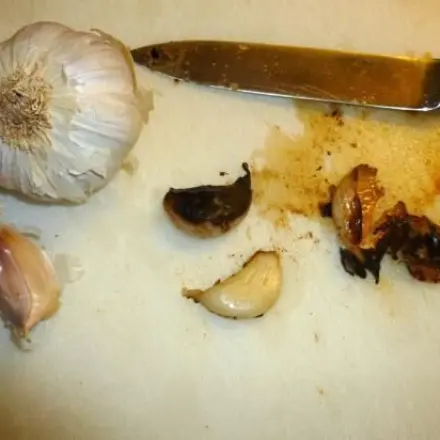 Knoblauchzehen ungeschält braten - kein Anbrennen