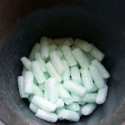 Blumentöpfe leichter machen - mit Verpackungs-Pellets