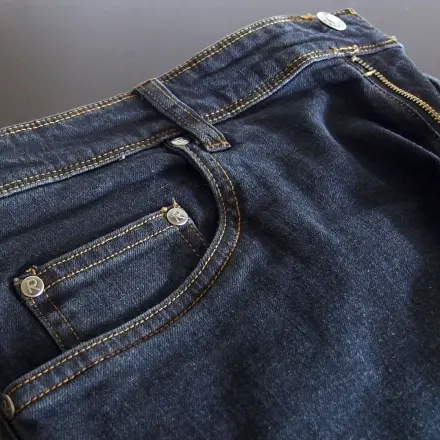 Farbe in dunklen Jeans erhalten