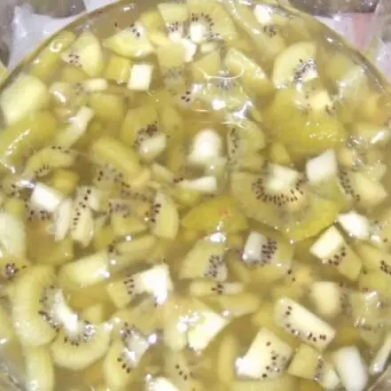 Kiwi-Bowle, brandgefährlich (auch von meiner Mutti...)