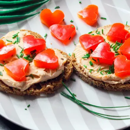 Pumpernickel-Häppchen mit Frischkäse und Paprika