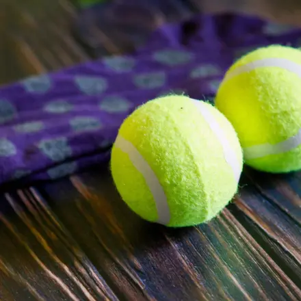 Zwei Tennisbälle gegen Verspannungen im Rücken