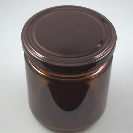 Dunkelbraune Gläser von Brühe weiterverwenden