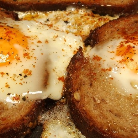Für den schnellen Hunger: Gebratenes Brot mit Ei