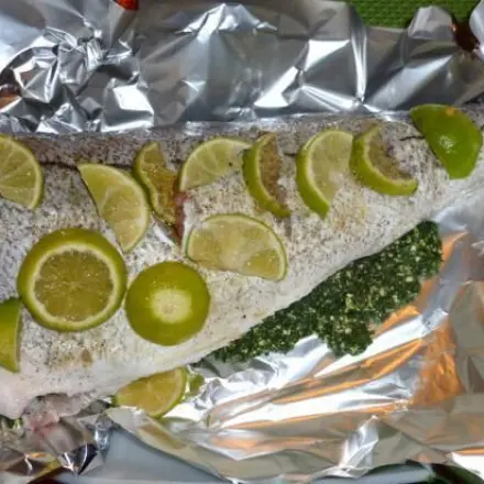 Gefüllter ganzer Schellfisch mit Limonen-Dill-Butter