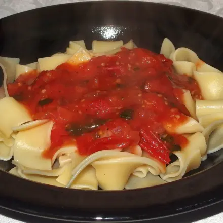 Tomatensauce mit Basilikum-Pesto