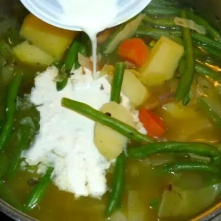 Sahnige Gemüsesuppe mit Kartoffeln, Bohnen & Steinpilzen