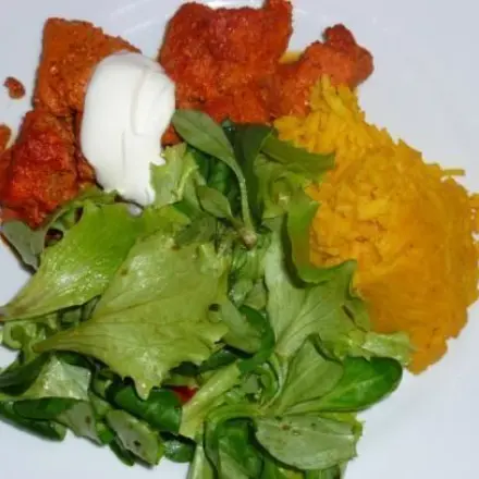 Hühnerbrust in Joghurt-Tandoori-Sauce geschmort mit Curcuma-Reis