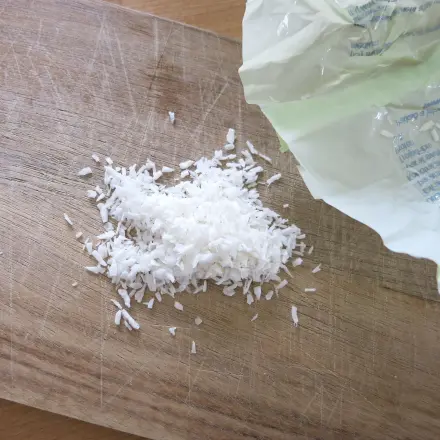 Mit Kokosraspeln bleibt der Kuchen nicht mehr in der Form kleben