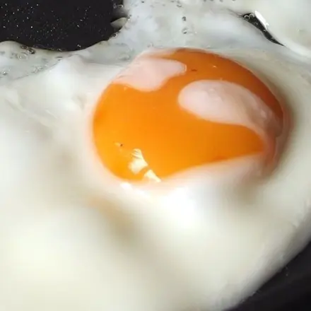 Spiegeleier braten, ohne braunen Rand