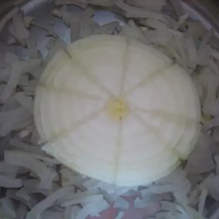 Zwiebel lässt sich gut mit Allesschneider schneiden