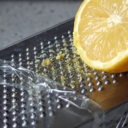 Zitronenschale reiben ohne Gekrümel in der Reibe