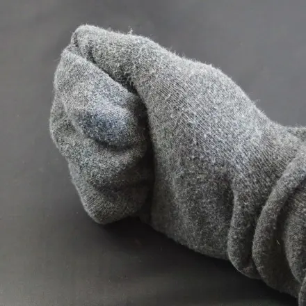 Eingecremte Hände im Bett: Socken-Handschuhe
