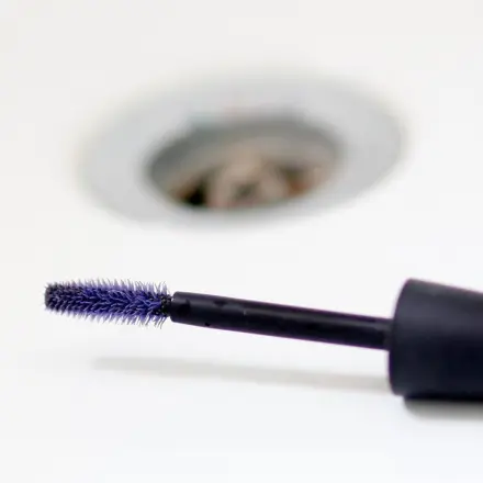 Bürsten von alten Wimperntuschen aufheben - perfekt fürs Bad putzen