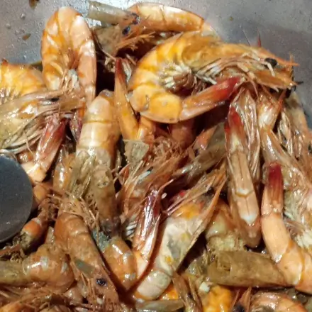 Tiefgefrorene rohe Garnelen schnell schälen