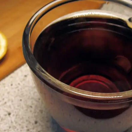 Ölfilm auf schwarzem Tee